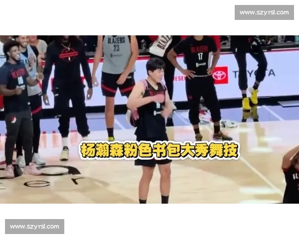 一身白配粉书包！杨瀚森登机赴客场